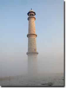 Minarete en el Taj Mahal en Agra